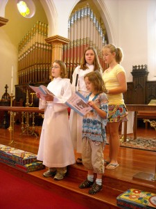 Photo of the Youth Choir singing a prelude.